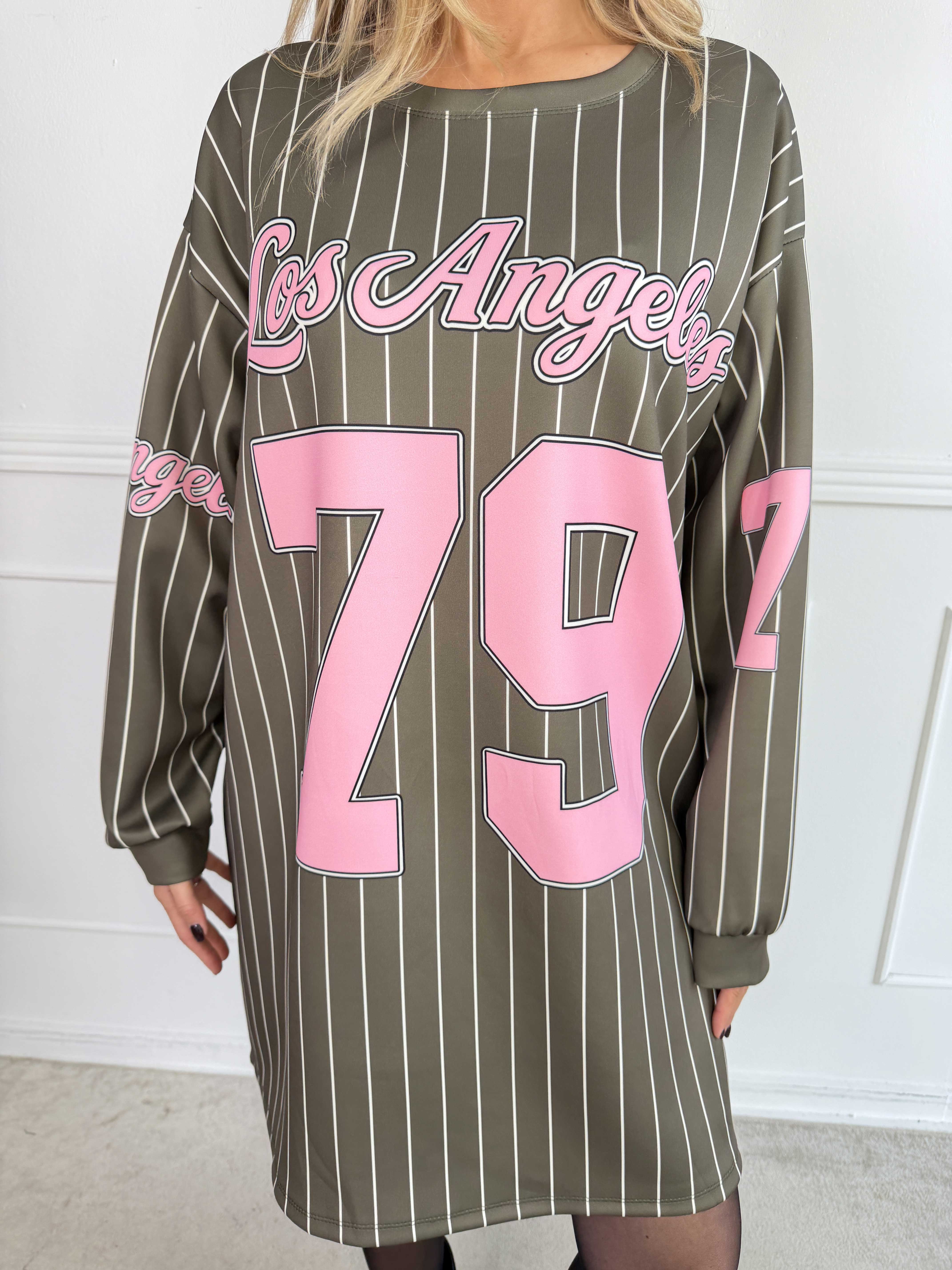 Andrea Long Sleeve - Plus size kjole i viskoseblanding med sporty baseball-inspireret design